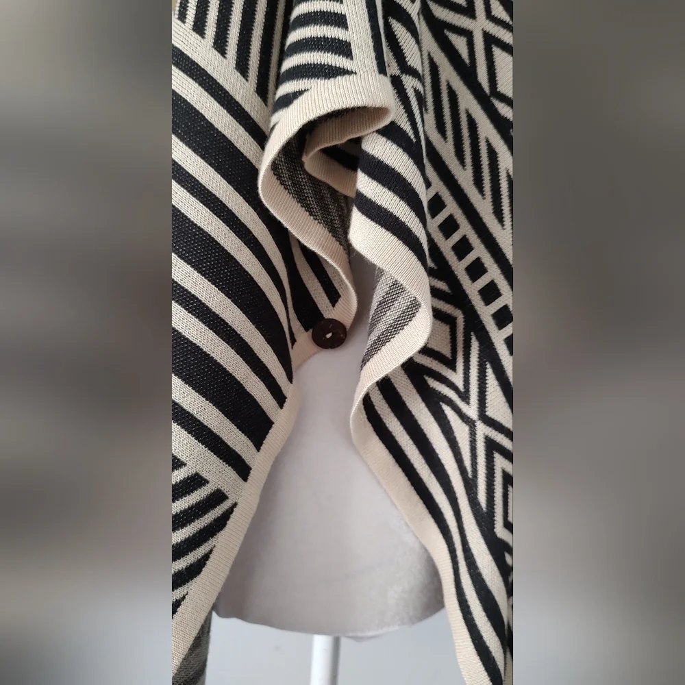 Cape Women Love Tree  Style Casual Geometric Black And Beige  Size Small -Medium